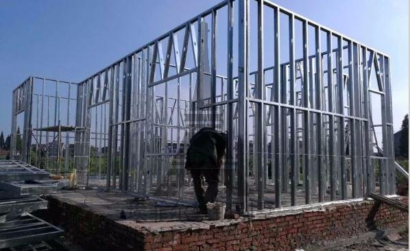 98平米造价19万轻钢别墅项目案例龙骨安装